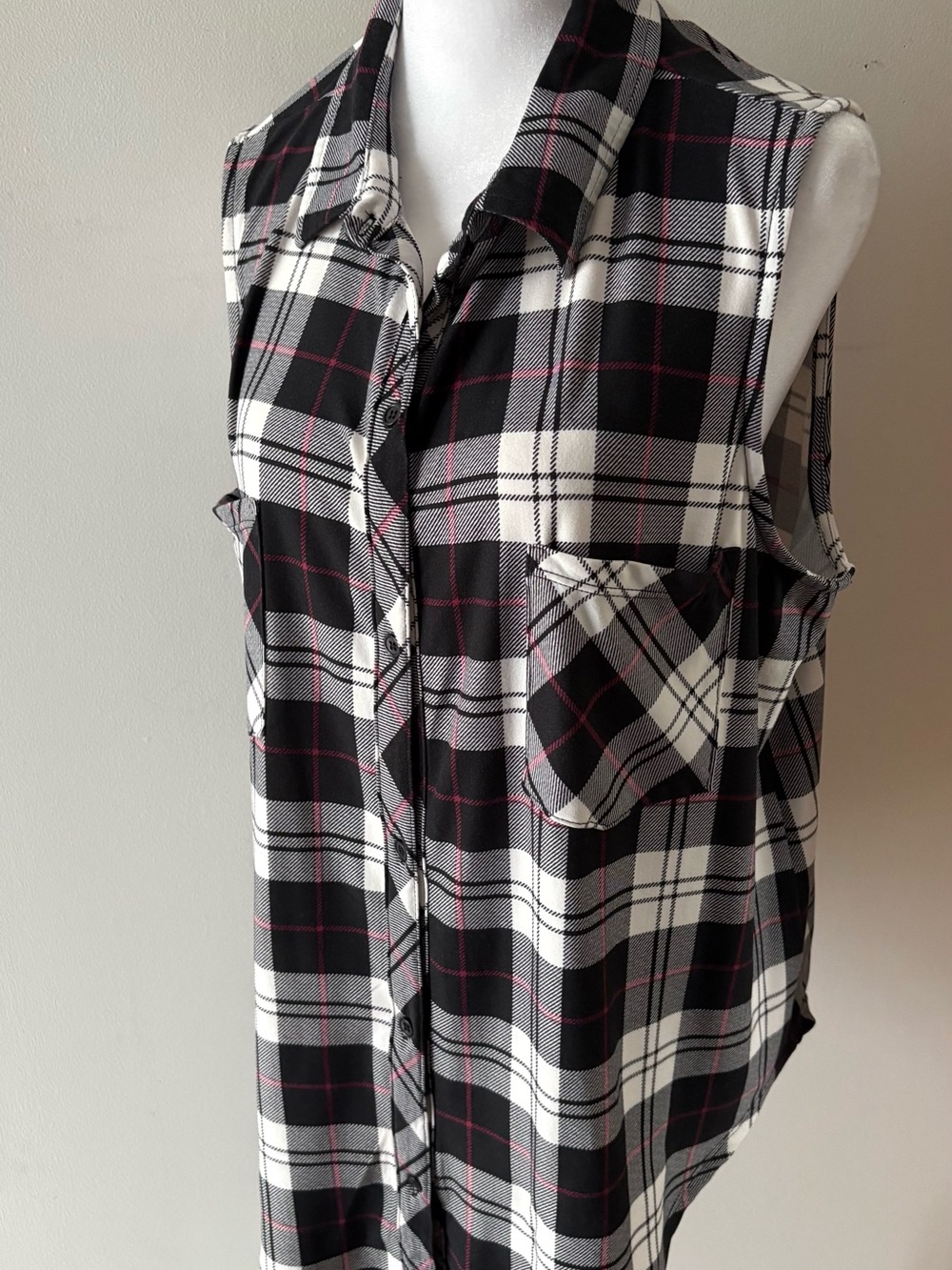 No Boundaries Jrs. Black & White Plaid “Flannel Look” Sleeveless Top XL